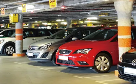 Placas, parqueos y entradas